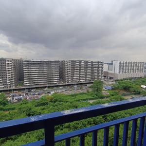 balkon z widokiem na wysokie budynki w obiekcie Phert's apartment w mieście Manila
