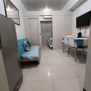 - un salon avec un canapé et une table dans l'établissement Phert's apartment, à Manille