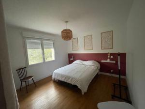 een slaapkamer met een bed, een tafel en een stoel bij La Pelencas - Maison individuelle - clim - WIFI in Arthès