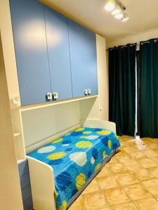 Zimmer mit einem Bett und einem blauen Schrank in der Unterkunft Appartamento accogliente con terrazzo panoramico in Telese