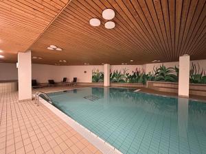 una grande piscina in una stanza d'albergo di Abitaziun Caspar Badrutt 306 - St Moritz a Sankt Moritz