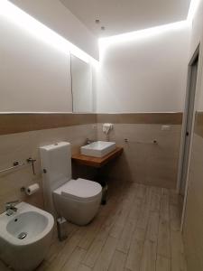 A bathroom at B & B Vittorio Emanuele