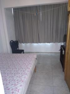 Una cama o camas en una habitación de Depto frente a Shopping Aldrey