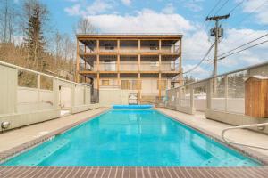 uma piscina vazia em frente a um edifício em SkiWay Lodge at Thunderhead em Government Camp