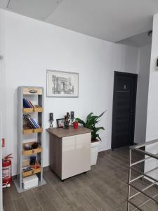 Habitación con escritorio y estante para libros. en Gemasoti House, en Drobeta-Turnu Severin