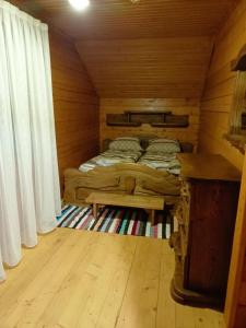 um quarto com uma cama num chalé de madeira em Brooklyn 2 em Yablunytsya