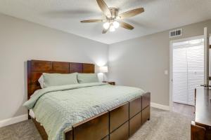 1 dormitorio con 1 cama y ventilador de techo en 2-Story Decatur Condo, Close to Downtown Atlanta!, en Decatur