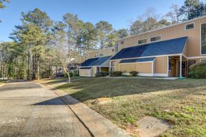 un gran edificio con una entrada delante de él en 2-Story Decatur Condo, Close to Downtown Atlanta!, en Decatur