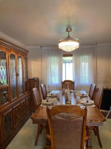 une salle à manger avec une grande table et des chaises en bois dans l'établissement Grandma Sang's Bed & Breakfast, 