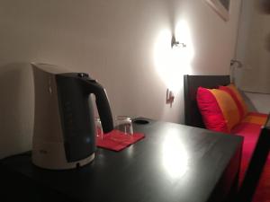 une cafetière assise au-dessus d'une table dans l'établissement Residence Villa Rendina, à Mestre