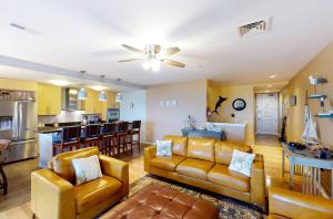 sala de estar con sofá y cocina en Sojourn's Penthouse 4 BR Sanctuary Condo, en Virginia Beach