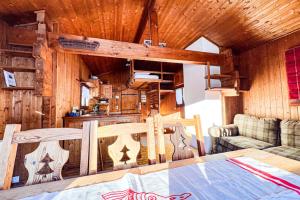 夏慕尼白朗峰的住宿－Snowflake cottage with garden，小木屋内的用餐室和厨房