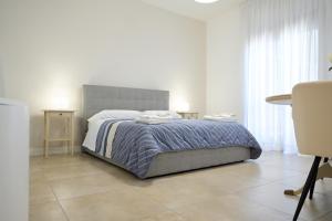 - une chambre avec un lit, une table et une chaise dans l'établissement B&B DE MICHELE, à Santa Maria Capua Vetere