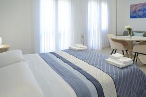 - une chambre avec un lit et une table avec des chaises dans l'établissement B&B DE MICHELE, à Santa Maria Capua Vetere