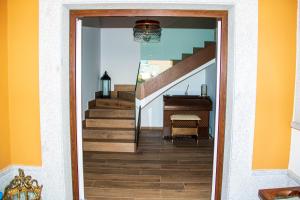 un couloir avec un escalier et un escalier avec un piano dans l'établissement Villa Lusitana, 