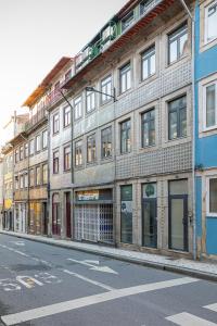 een bakstenen gebouw in een straat met een lege straat bij Porto Formosa Central Lofts in Porto