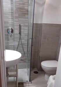 ミノーリにあるCasa In Piazzaのバスルーム(シャワー、トイレ、シンク付)