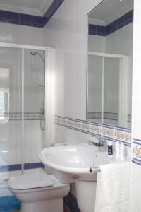 A bathroom at Apartamentos Rurales de Abelleira
