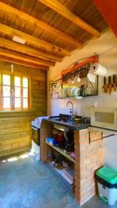 eine Küche mit einer Spüle und einer Arbeitsplatte in der Unterkunft Chalé Cachoeira do Túnel- Linda vista da Serra da Mantiqueira in Delfim Moreira