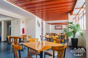 Hotel Kapadokya في هانوكو: غرفة طعام مع طاولات وكراسي خشبية