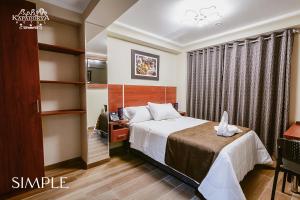 um quarto de hotel com uma cama e uma secretária em Hotel Kapadokya em Huánuco