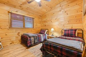 a bedroom with two beds in a log cabin at Hillside Haven in Blue Ridge