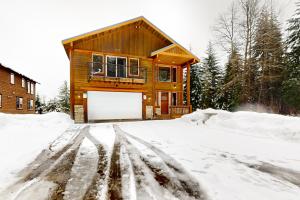 una casa con un garage nella neve di SnowTop Manor a Snoqualmie Pass