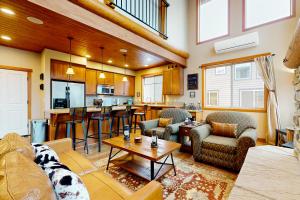 Una cocina o cocineta en SnowTop Manor