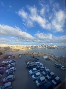 une vue aérienne sur un parking avec des voitures garées dans l'établissement SeaView Valletta Apartment, à La Valette