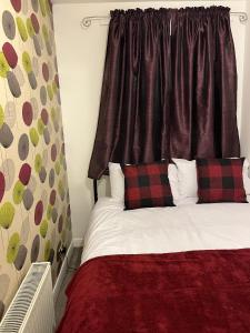 1 dormitorio con 2 almohadas en Princess Wigan House en Wigan
