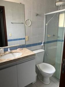 une salle de bains avec toilettes, lavabo et miroir dans l'établissement Winterville Gravatá Lazer e descanso!, à Gravatá