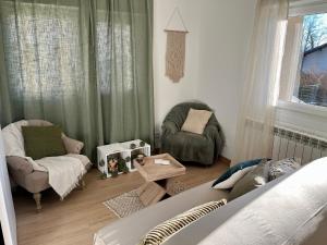 - un salon avec un lit, une chaise et une table dans l'établissement Appartement 4 à 6 pers Annecy, à Annecy