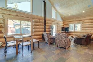 salon z drewnianymi ścianami, stołem i krzesłami w obiekcie Truckee Cabin with Patio Less Than 1 Mi to Donner Lake! w mieście Truckee