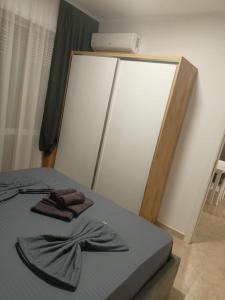 ein Bett mit zwei Handtüchern darüber in der Unterkunft ViVo Beach Apartment in Durrës