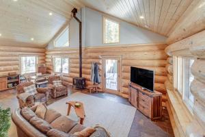Zona d'estar a Truckee Cabin with Patio Less Than 1 Mi to Donner Lake!