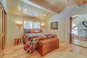 Truckee Cabin with Patio Less Than 1 Mi to Donner Lake! في تروكي: غرفة نوم بسرير وسقف خشبي