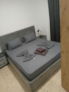 ein Bett mit zwei Kissen darüber in der Unterkunft ViVo Beach Apartment in Durrës