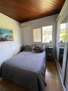 Una cama o camas en una habitación de Casa aconchegante em área privilegiada na Lagoa da Conceição