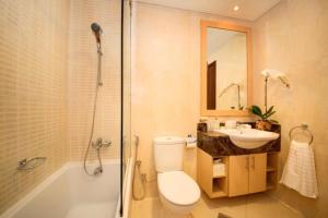 Ett badrum på Marina Two Bedroom With Balcony - KV Hotels