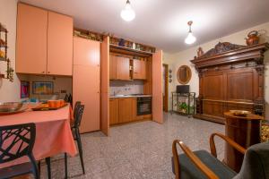 een keuken met een tafel en een eetkamer bij Residenza Impero Bezzecca in Verona