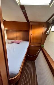 - un petit lit à l'arrière du bateau dans l'établissement Tahiti Private Catamaran, à Uturoa