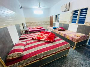 dwa łóżka w pokoju z dwoma łóżkami w obiekcie Hari Ganga Near By Bus And Railway Station w mieście Haridwar