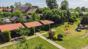 an aerial view of a house with a yard at Domek 7 osobowy piętrowy in Stegna