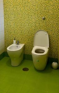 a bathroom with a toilet and a sink at Appartamento accogliente con terrazzo panoramico in Telese