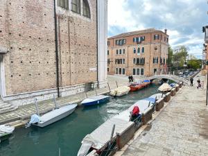 un groupe de bateaux amarrés dans un canal à côté de bâtiments dans l'établissement Cà De Sbiess, à Venise