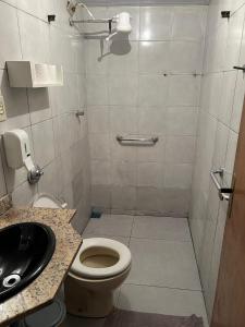 La petite salle de bains est pourvue de toilettes et d'un lavabo. dans l'établissement Hostel Diamante, à Diamantina