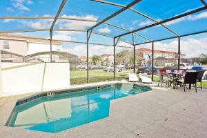 una piscina con una tienda, una mesa y sillas en 4 Bedroom Vacation Homes Bella Vida Resort en Kissimmee