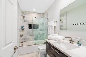 un bagno bianco con lavandino e doccia di Fantastic Cottage with big backyard near the city a Greensboro Altre 23 foto
