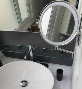 聖雷莫的住宿－MARCO'S HOUSE，浴室设有镜子和白色水槽