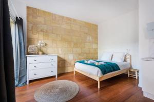 - une chambre avec un lit et une commode dans l'établissement Studio au calme au Bouscat - le Gambetta, à Le Bouscat